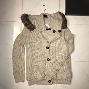 Knitted sweater with inside lining